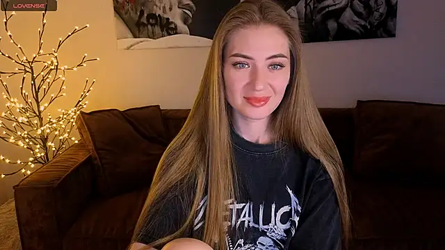 Snapshot of Adelyna_Bird chatting on 06.19.26 Adelyna Bird online show from 06.19.26