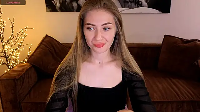 Snapshot of Adelyna_Bird chatting on 07.27.26 Adelyna Bird online show from 07.27.26