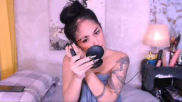 Snapshot of Oriental_Tiara chatting on 12.23.24 Oriental Tiara online show from 12.23.24