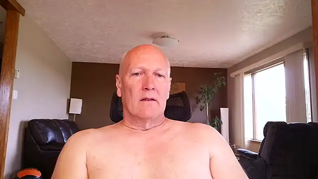 Snapshot of BasicAnt chatting on 05.18.26 BasicAnt online show from 05.18.26