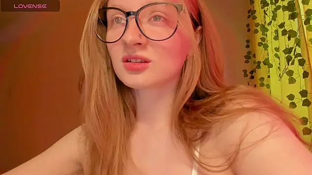 Snapshot of mollytuck chatting on 06.30.26 mollytuck online show from 06.30.26