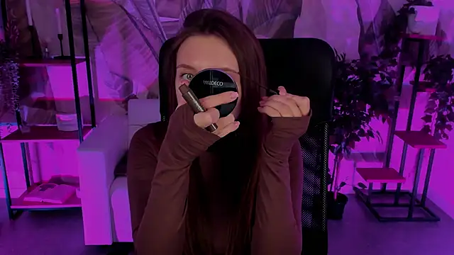 Snapshot of JennyDens chatting on 12.18.24 JennyDens online show from 12.18.24