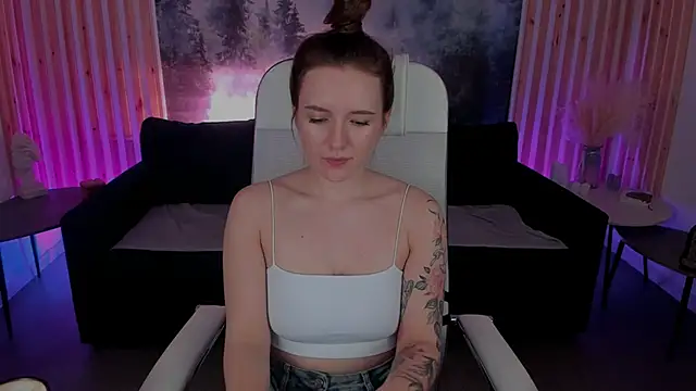 Snapshot of JennyDens chatting on 02.10.25 JennyDens online show from 02.10.25