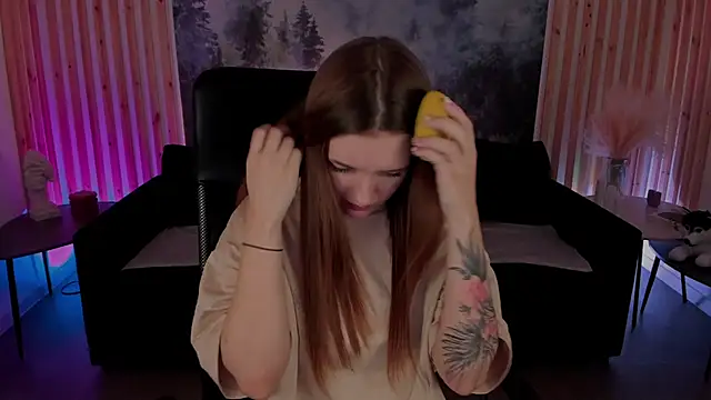 Snapshot of JennyDens chatting on 02.23.25 JennyDens online show from 02.23.25