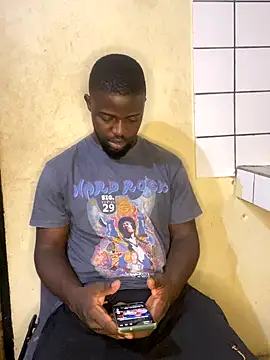 Snapshot of vannycov chatting on 11.10.25 vannycov online show from 11.10.25