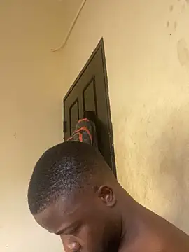 Snapshot of vannycov chatting on 11.12.25 vannycov online show from 11.12.25