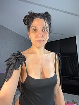 Snapshot of _CurlySue_ chatting on 09.30.25 CurlySue online show from 09.30.25