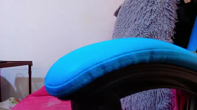 Snapshot of klylls_squirt_ chatting on 04.23.26 klylls squirt online show from 04.23.26