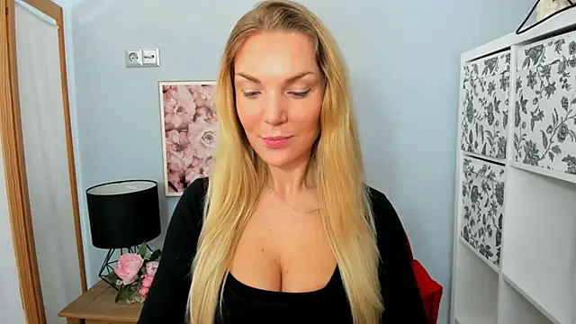 Snapshot of AulloraHoney chatting on 02.14.25 AulloraHoney online show from 02.14.25