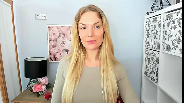 Snapshot of AulloraHoney chatting on 02.23.25 AulloraHoney online show from 02.23.25