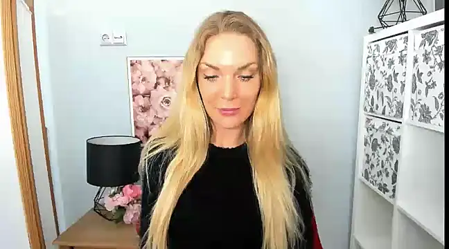 Snapshot of AulloraHoney chatting on 02.28.25 AulloraHoney online show from 02.28.25