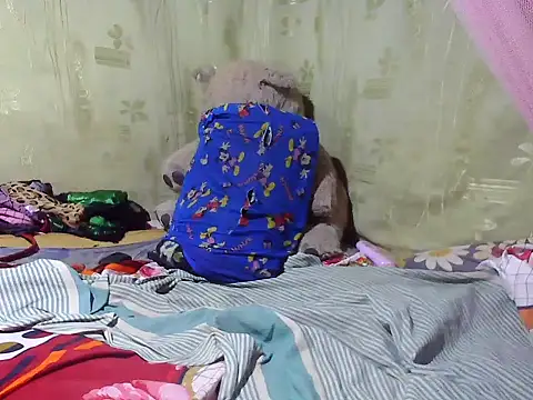 Snapshot of Alora-shine chatting on 03.19.25 Alora-shine online show from 03.19.25