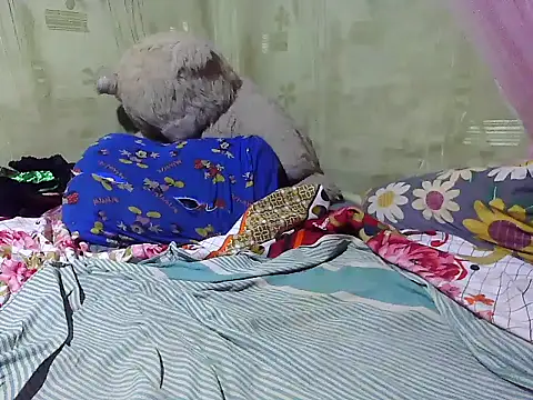 Snapshot of Alora-shine chatting on 03.22.25 Alora-shine online show from 03.22.25