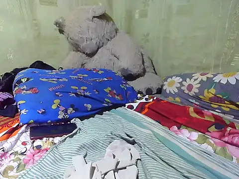 Snapshot of Alora-shine chatting on 03.23.25 Alora-shine online show from 03.23.25