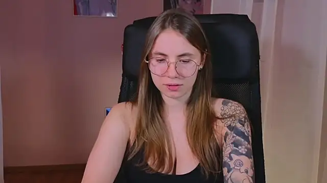 Snapshot of _AnnaStark_ chatting on 02.19.25 AnnaStark online show from 02.19.25