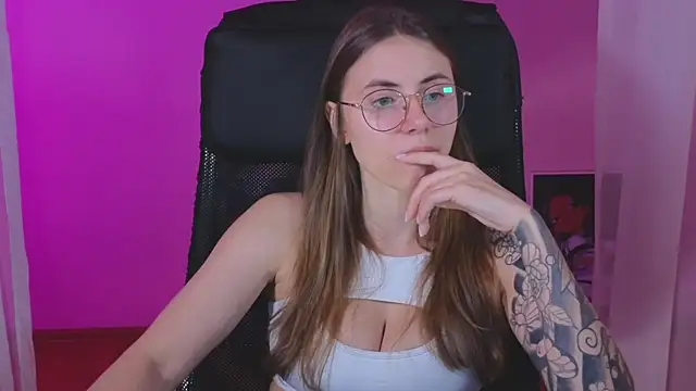 Snapshot of _AnnaStark_ chatting on 02.22.25 AnnaStark online show from 02.22.25