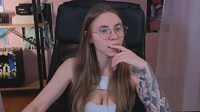 Snapshot of _AnnaStark_ chatting on 09.20.25 AnnaStark online show from 09.20.25