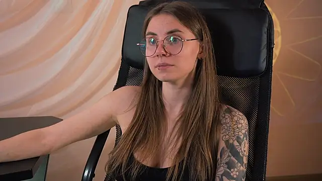 Snapshot of _AnnaStark_ chatting on 10.26.25 AnnaStark online show from 10.26.25