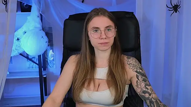 Snapshot of _AnnaStark_ chatting on 10.30.25 AnnaStark online show from 10.30.25