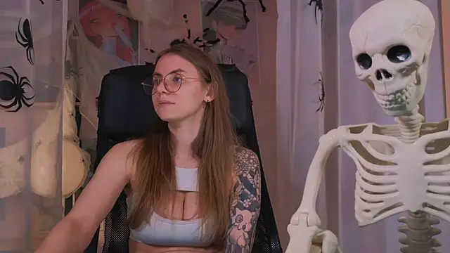 Snapshot of _AnnaStark_ chatting on 10.31.25 AnnaStark online show from 10.31.25