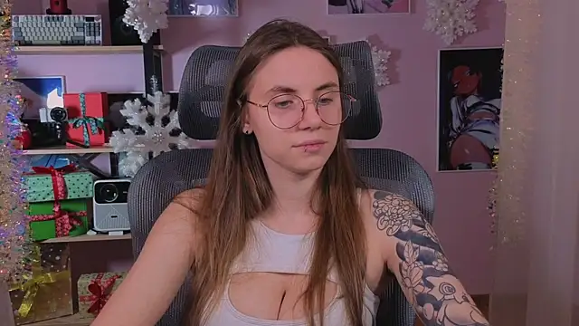 Snapshot of _AnnaStark_ chatting on 12.18.25 AnnaStark online show from 12.18.25