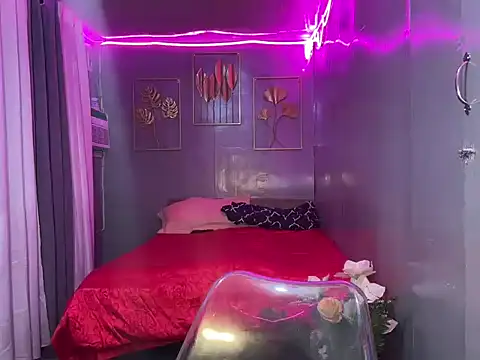 Delicate Savannah online show from 09.09.25