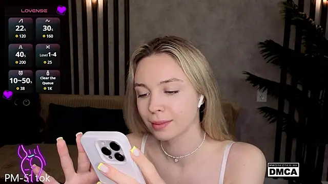 Snapshot of Holl1Would chatting on 04.25.26 Holl1Would online show from 04.25.26