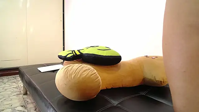 S Mia online show from 10.25.25