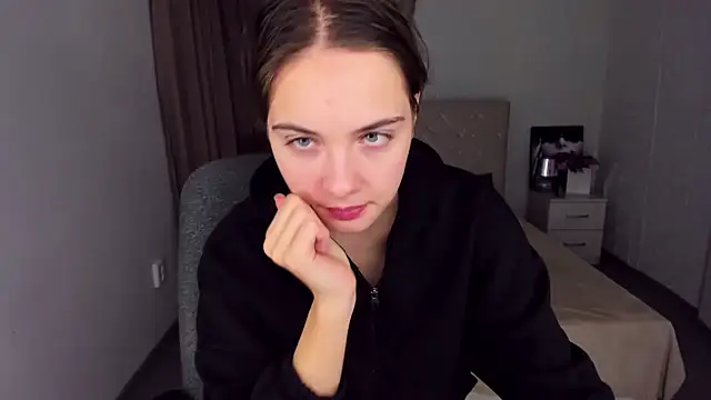 Snapshot of KristinaLoison chatting on 12.18.24 KristinaLoison online show from 12.18.24