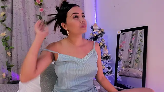 Snapshot of aisha_es chatting on 12.14.24 aisha es online show from 12.14.24