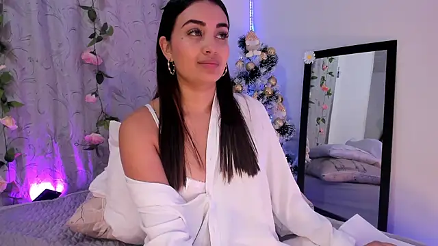 Snapshot of aisha_es chatting on 12.29.24 aisha es online show from 12.29.24