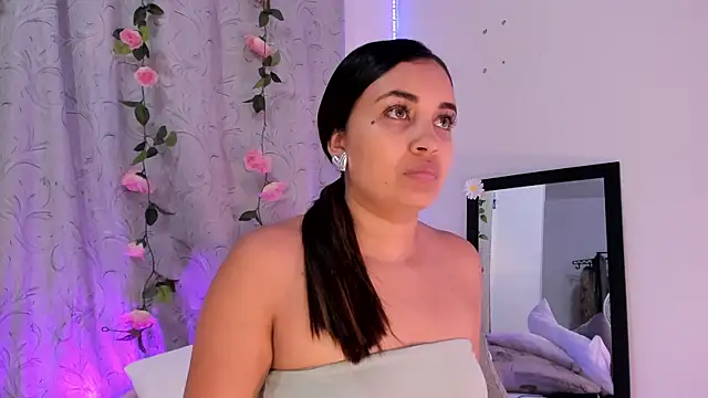 Snapshot of aisha_es chatting on 01.08.25 aisha es online show from 01.08.25