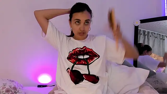 Snapshot of aisha_es chatting on 01.21.25 aisha es online show from 01.21.25