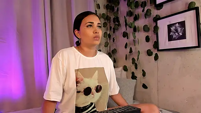 Snapshot of aisha_es chatting on 02.18.25 aisha es online show from 02.18.25