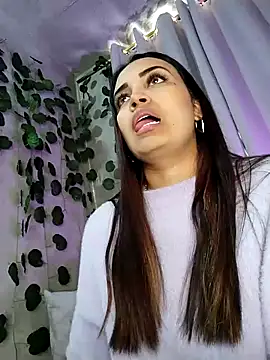 Snapshot of aisha_es chatting on 02.22.25 aisha es online show from 02.22.25