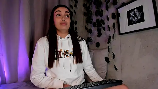 Snapshot of aisha_es chatting on 03.11.25 aisha es online show from 03.11.25