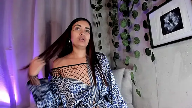 Snapshot of aisha_es chatting on 03.15.25 aisha es online show from 03.15.25