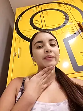 Snapshot of aisha_es chatting on 03.18.25 aisha es online show from 03.18.25