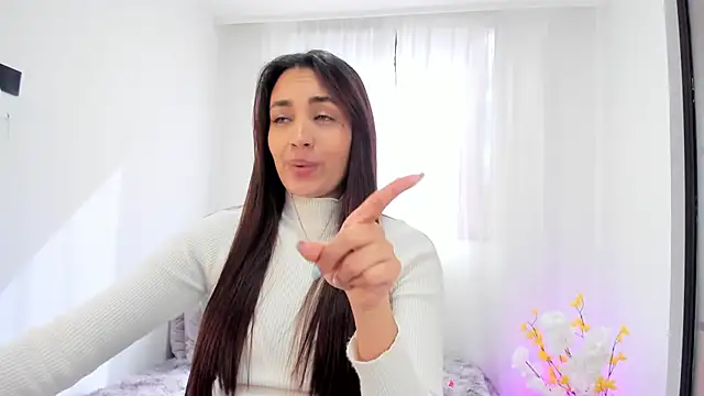 Snapshot of aisha_es chatting on 09.30.25 aisha es online show from 09.30.25