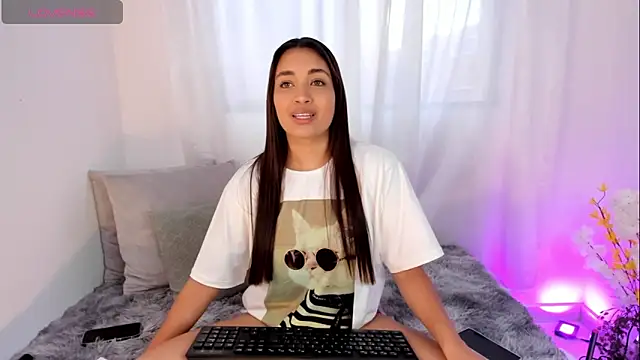 Snapshot of aisha_es chatting on 10.04.25 aisha es online show from 10.04.25