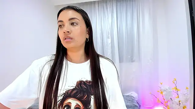 Snapshot of aisha_es chatting on 10.22.25 aisha es online show from 10.22.25