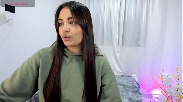 Snapshot of aisha_es chatting on 10.24.25 aisha es online show from 10.24.25