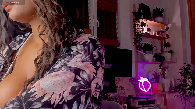 Snapshot of Ana_Peachy_ chatting on 12.17.24 Ana Peachy  online show from 12.17.24