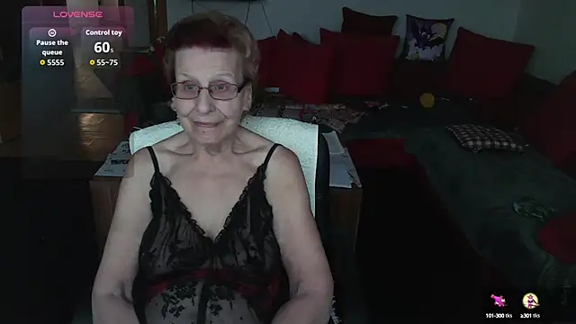 Snapshot of HeisseomaOriginal chatting on 10.20.25 HeisseomaOriginal online show from 10.20.25