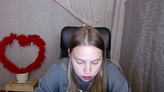 Snapshot of klerkarina chatting on 10.07.25 klerkarina online show from 10.07.25