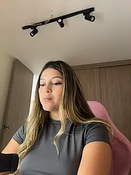 Snapshot of lunablossom_ chatting on 04.20.26 lunablossom online show from 04.20.26