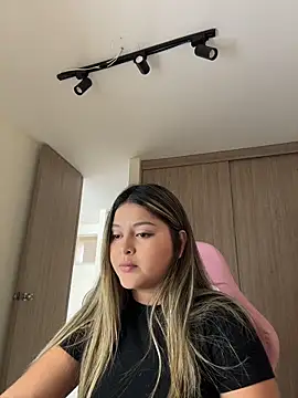 Snapshot of lunablossom_ chatting on 04.24.26 lunablossom online show from 04.24.26
