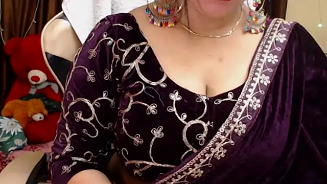 Snapshot of Naughty_Kashish chatting on 10.27.25 Naughty Kashish online show from 10.27.25