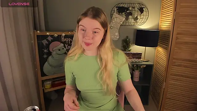 Snapshot of ohmyJuliet chatting on 12.25.24 ohmyJuliet online show from 12.25.24