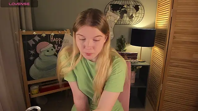 Snapshot of ohmyJuliet chatting on 12.26.24 ohmyJuliet online show from 12.26.24